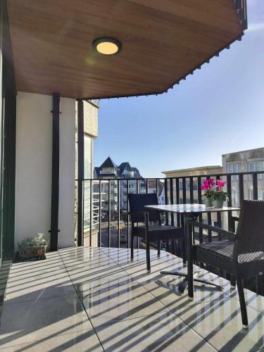 陽台/露台, Zonnig appartement met ruim terras, residentie Sealor in 德潘訥