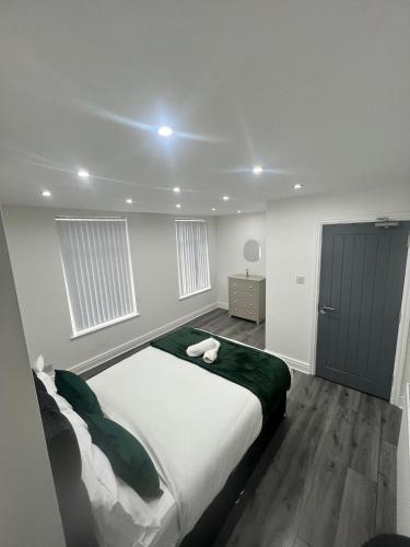 Contractors Dream, 4 Bedroom 2 Bathroom, Liverpool (photo 3)