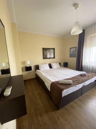 1 queen bed, 1 sofa bed
