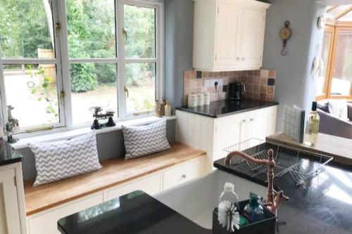 virtuve, 5-Bed Home - Sleeps 12 Pool Garden & Play Area in West Bagborough