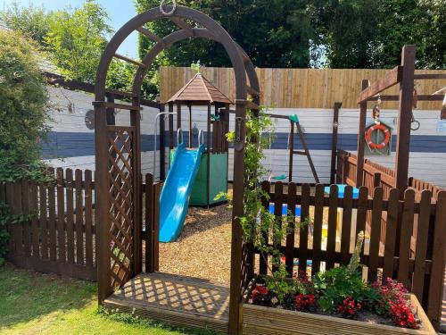 Spēļu laukums, 5-Bed Home - Sleeps 12 Pool Garden & Play Area in West Bagborough