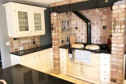 virtuve, 5-Bed Home - Sleeps 12 Pool Garden & Play Area in West Bagborough