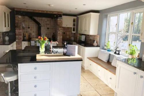 virtuve, 5-Bed Home - Sleeps 12 Pool Garden & Play Area in West Bagborough