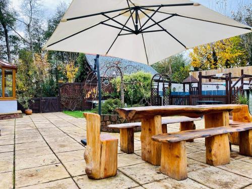 Dārzs, 5-Bed Home - Sleeps 12 Pool Garden & Play Area in West Bagborough