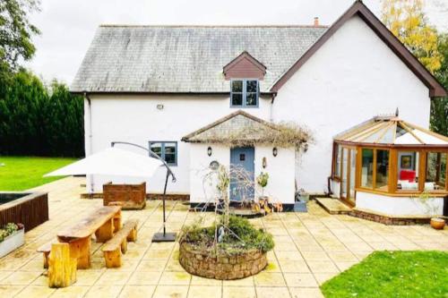 5-Bed Home - Sleeps 12 Pool Garden & Play Area