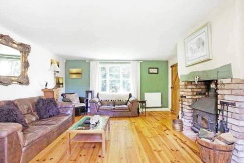 5-Bed Home - Sleeps 12 Pool Garden & Play Area in West Bagborough