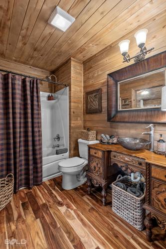 Lakefront Log Cabin On Emerald Isle With Hot Tub Lakefront Log Cabin On Emerald Isle With Hot Tub