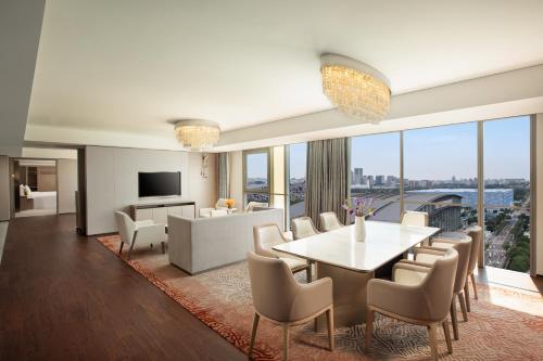 Shared lounge/TV area, InterContinental Beijing Beichen By IHG in China National Convention Center & Olympic Village