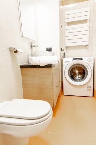 Charming Two Bedroom Private Apartment - image 6