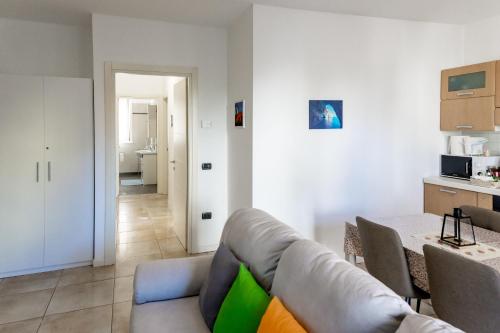 Charming Two Bedroom Private Apartment - image 12