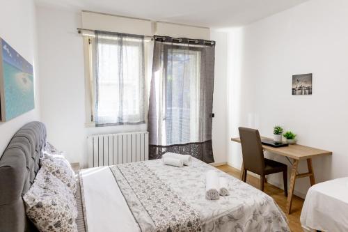 Charming Two Bedroom Private Apartment - image 9