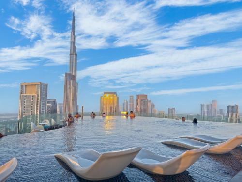 Near Dubai Mall - Pool Access - Sun Set View - KingBed, Dubai