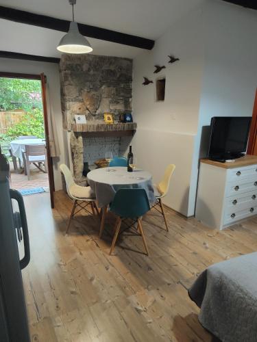 Studio with Patio image 9