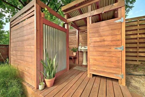 Retro Motorhome - Epic Outdoor Shower and Firepit