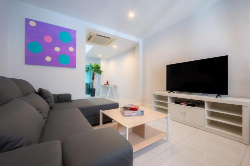 3 Bedroom Spacious Home in Downtown Bangkok Near MRT BTS Asok Station, Bangkok