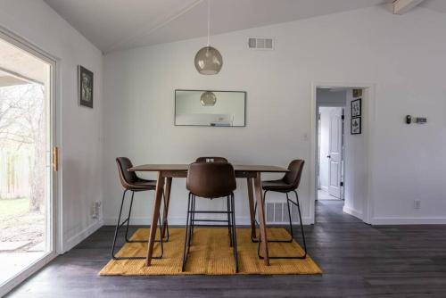 Prime Location 3BR - Firepit & Private Yard Prime Location 3BR - Firepit & Private Yard