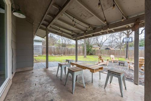 Prime Location 3BR - Firepit & Private Yard Prime Location 3BR - Firepit & Private Yard