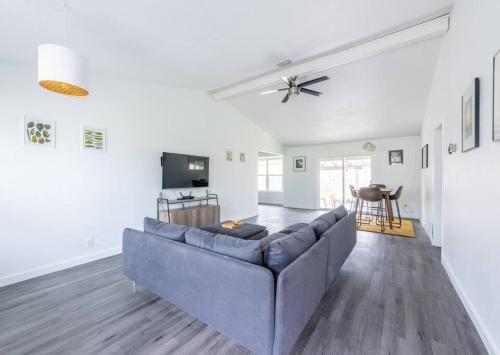 Prime Location 3BR - Firepit & Private Yard Prime Location 3BR - Firepit & Private Yard