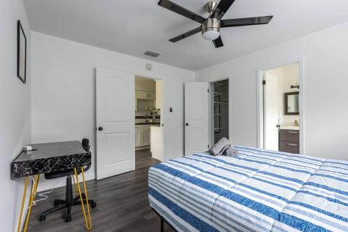 Prime Location 3BR - Firepit & Private Yard Prime Location 3BR - Firepit & Private Yard