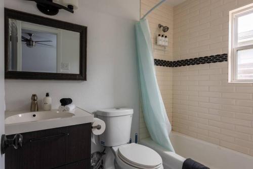 Prime Location 3BR - Firepit & Private Yard Prime Location 3BR - Firepit & Private Yard