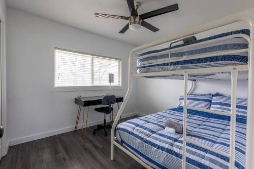 Prime Location 3BR - Firepit & Private Yard Prime Location 3BR - Firepit & Private Yard