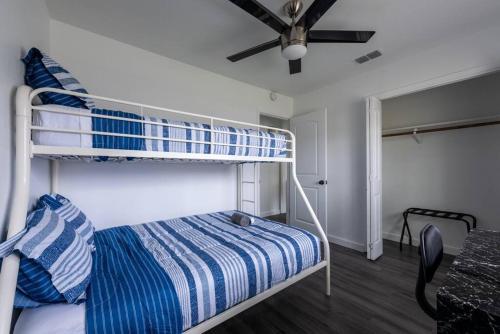 Prime Location 3BR - Firepit & Private Yard Prime Location 3BR - Firepit & Private Yard