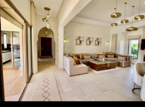 Sublime Villa Piscine & Jacuzzi in Oulad Snaguia