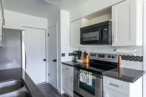 Prime Location 3BR - Firepit & Private Yard Prime Location 3BR - Firepit & Private Yard