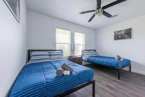 Prime Location 3BR - Firepit & Private Yard Prime Location 3BR - Firepit & Private Yard