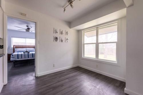 Prime Location 3BR - Firepit & Private Yard Prime Location 3BR - Firepit & Private Yard