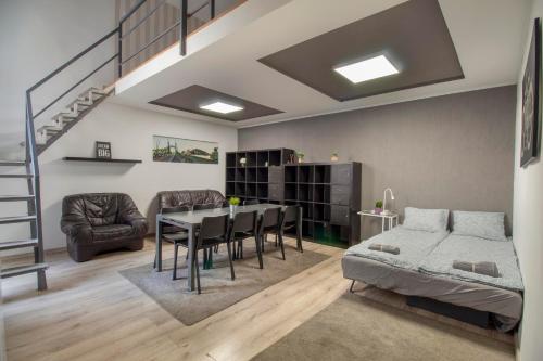 4 Room 2 Bathroom Super Central Large Home with AC