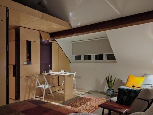 Browhill Loft - contemporary, handcrafted studio in Danehill