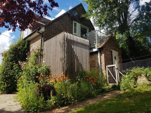 Browhill Loft - contemporary, handcrafted studio in Danehill