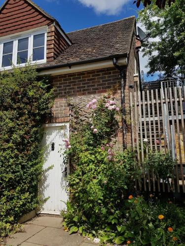 Browhill Loft - contemporary, handcrafted studio in Danehill