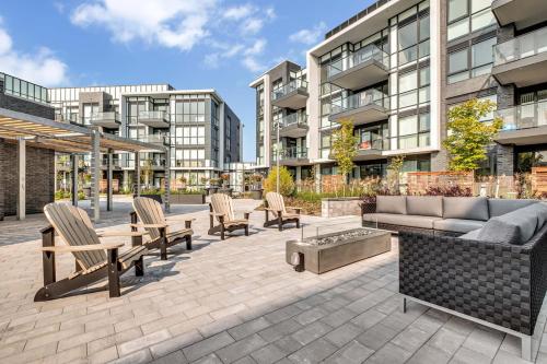 PET FRIENDLY CONDOS at FRIDAY HARBOUR in Innisfil (ON)