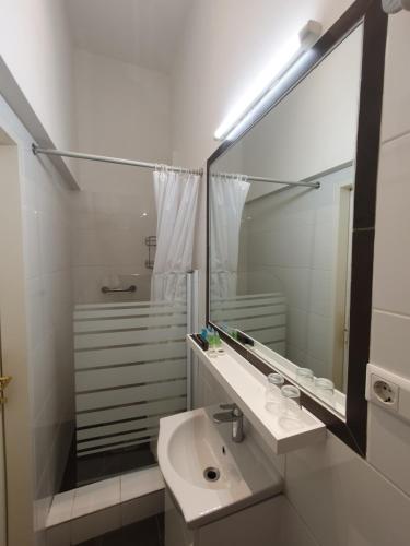 Carlton Suites - image 3