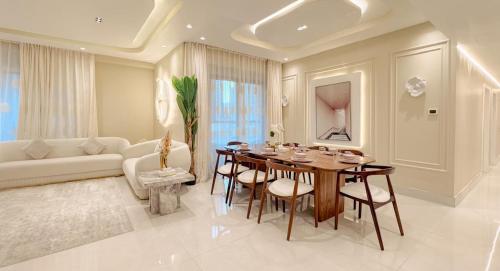 Usmans 4 Bedroom Apartment on D Beach By SLS DIRECT BEACH ACCESS FULLY SERVICED JBR, Dubai