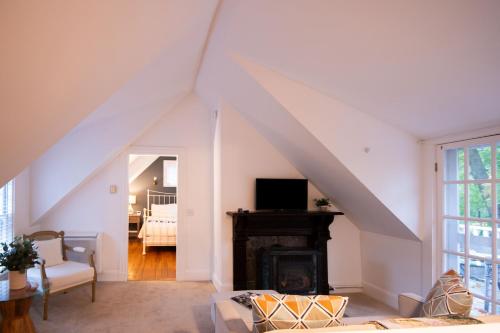 650871754 Sand Bar Cottage Inn