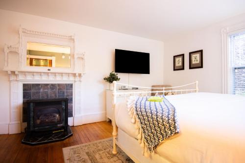650872706 Sand Bar Cottage Inn
