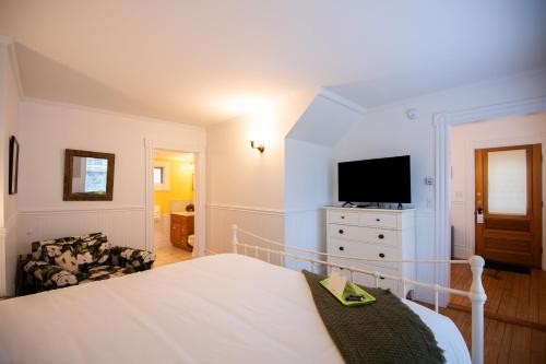 650872911 Sand Bar Cottage Inn