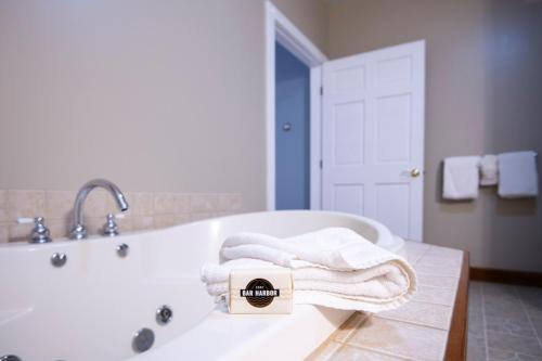 650876713 Sand Bar Cottage Inn