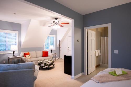 650876731 Sand Bar Cottage Inn