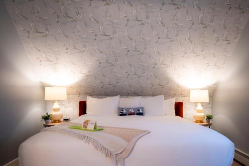 650876732 Sand Bar Cottage Inn