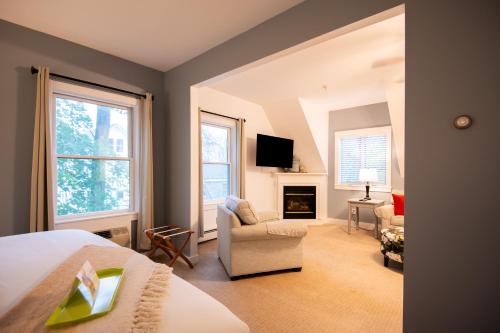 650876745 Sand Bar Cottage Inn