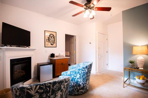 650879229 Sand Bar Cottage Inn