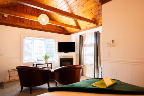 650882301 Sand Bar Cottage Inn