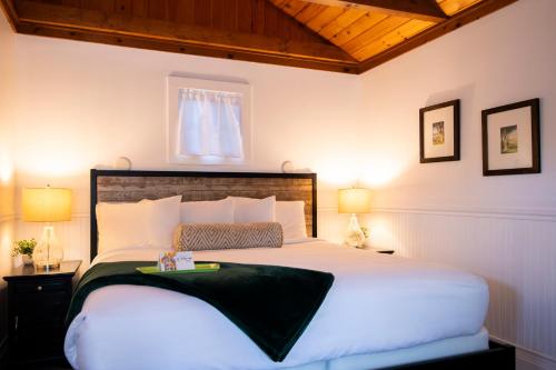 650882316 Sand Bar Cottage Inn