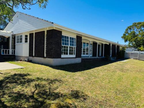 المنظر الخارجي, Seaside Luxury 4bedroom House in Pakuranga Heights