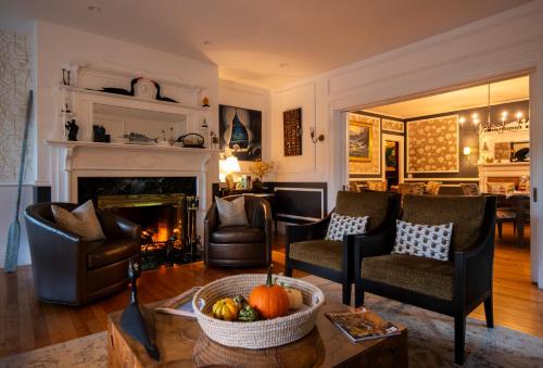 650884589 Sand Bar Cottage Inn