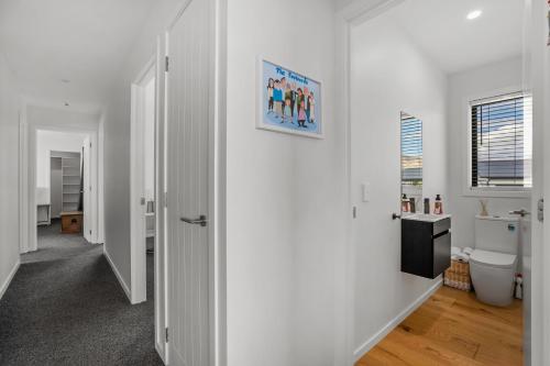 Peak Retreat - Wanaka Holiday Home - image 3